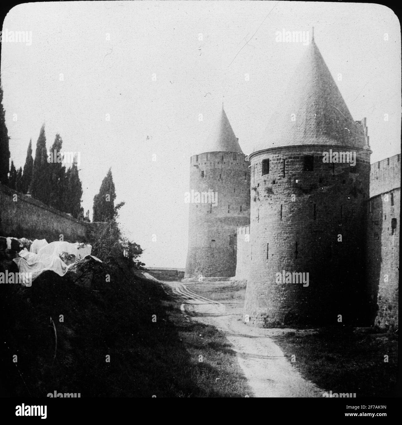 SkiopT icon with motifs of medieval castle Cité de Carcassonne.The image has been stored in cardboard labeled: Höstesan 1907. Carcassonne.8. NO: 13. Stock Photo