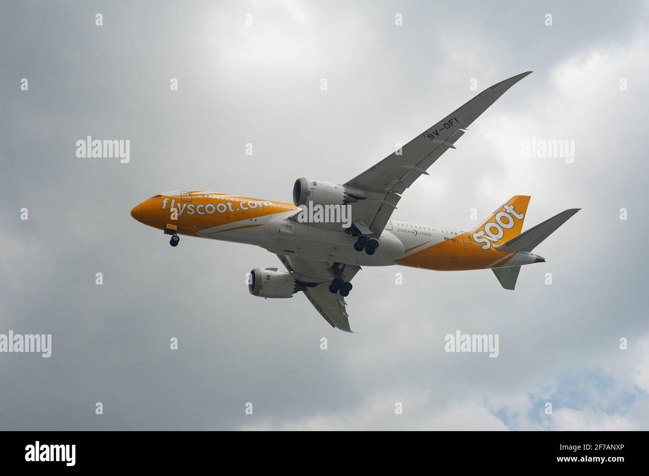 03 04 2021 Singapore Republic Of Singapore Asia A Scoot Airlines Boeing 787 8 Dreamliner Passenger Plane Approaches Changi Airport For Landing Stock Photo Alamy