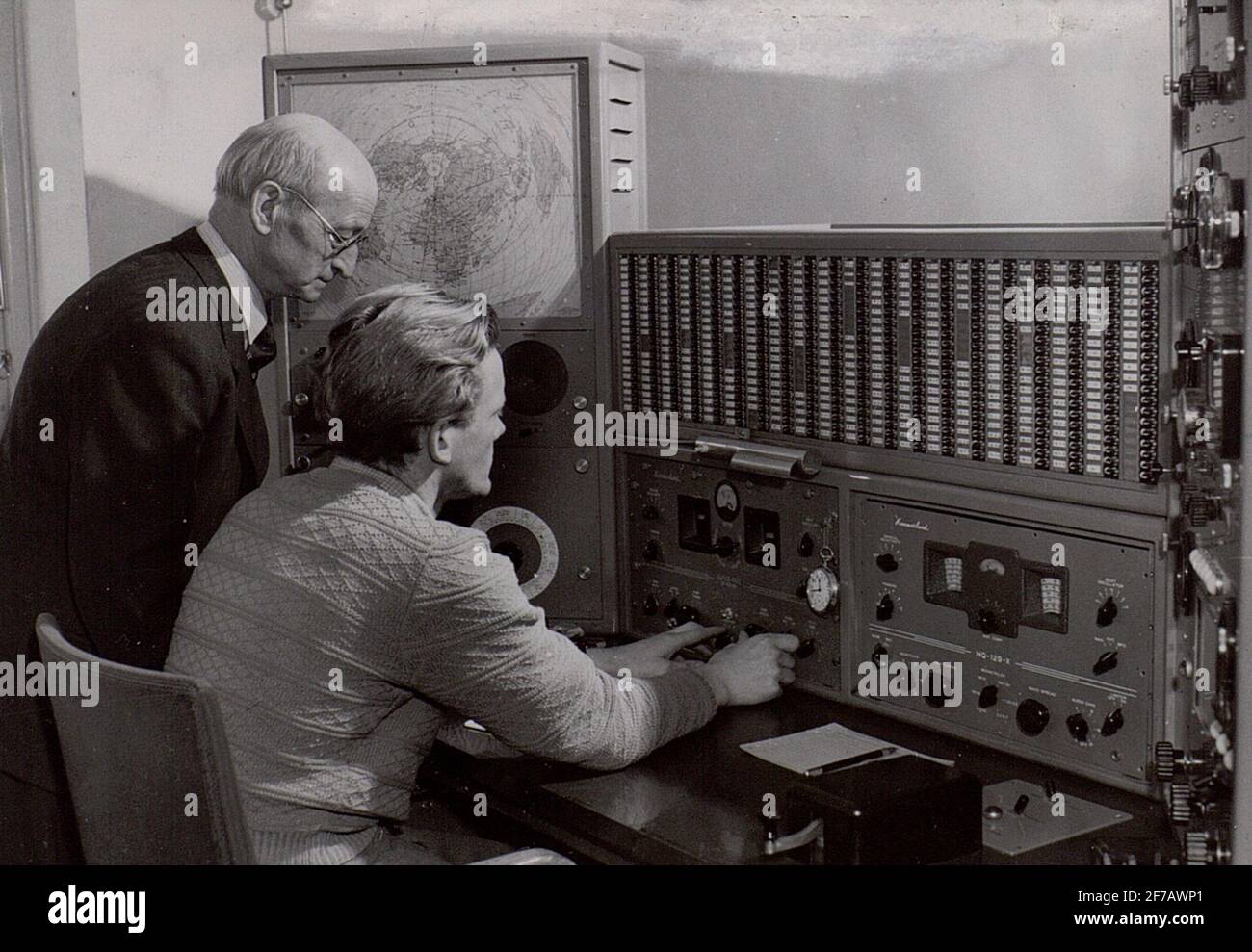 Onsal reception station. Gothenburg's radio, with radio commissioner Jenner and RTGT. Bruno