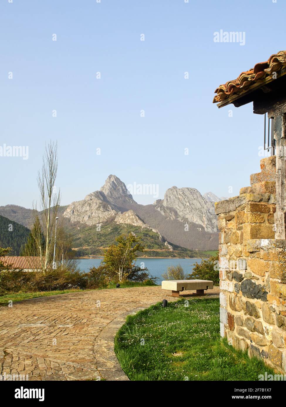 Spring Riaño View of the Gilbo peak from the Riaño viewpoint. Trekking in spring ...