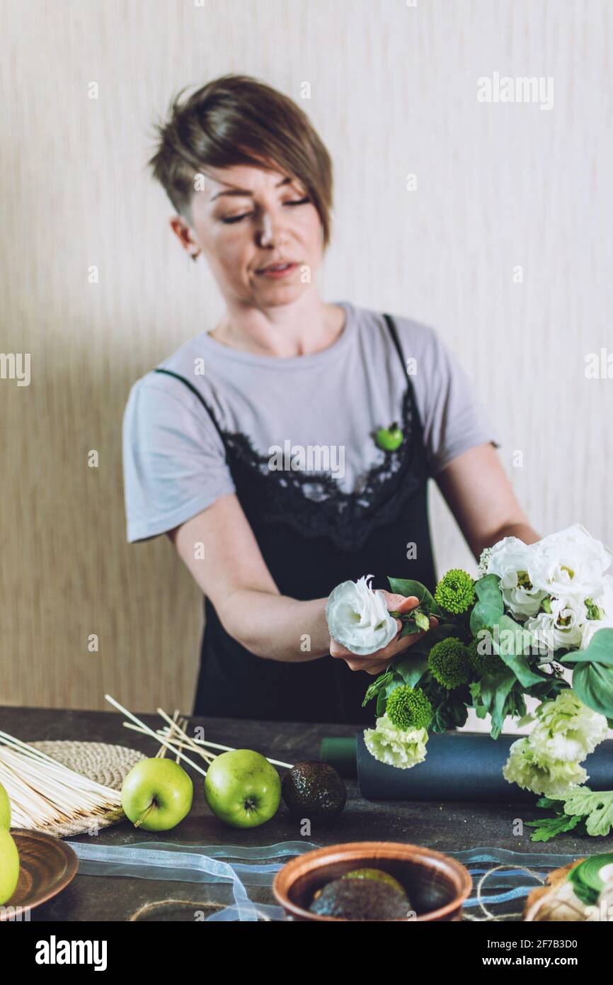 Wedding flower bouquet tutorial hires stock photography and images Alamy