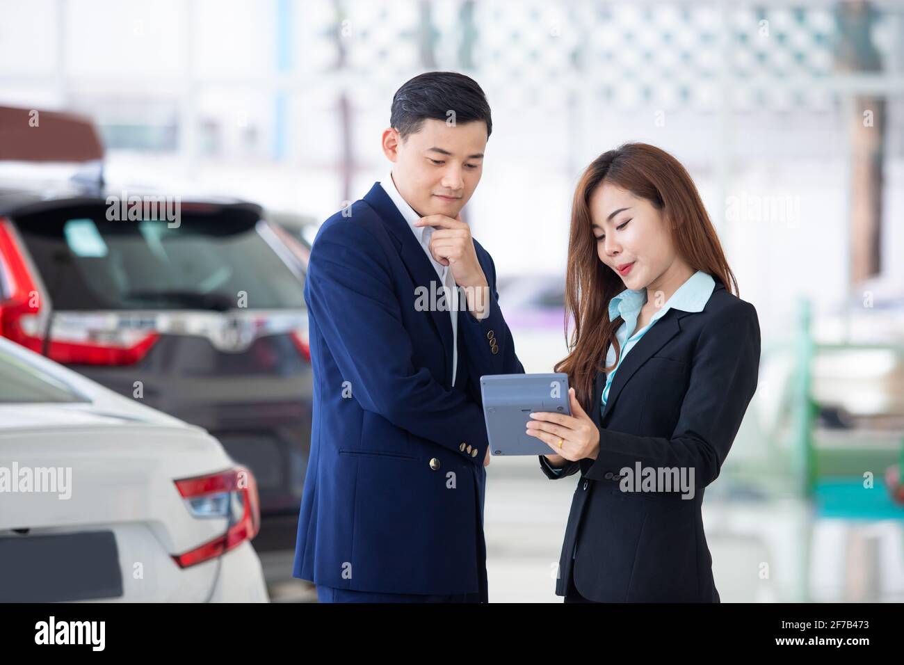 dealership professional salesman negotiate and present. concept professionalism agreement contract leasing renting retail car sales Stock Photo