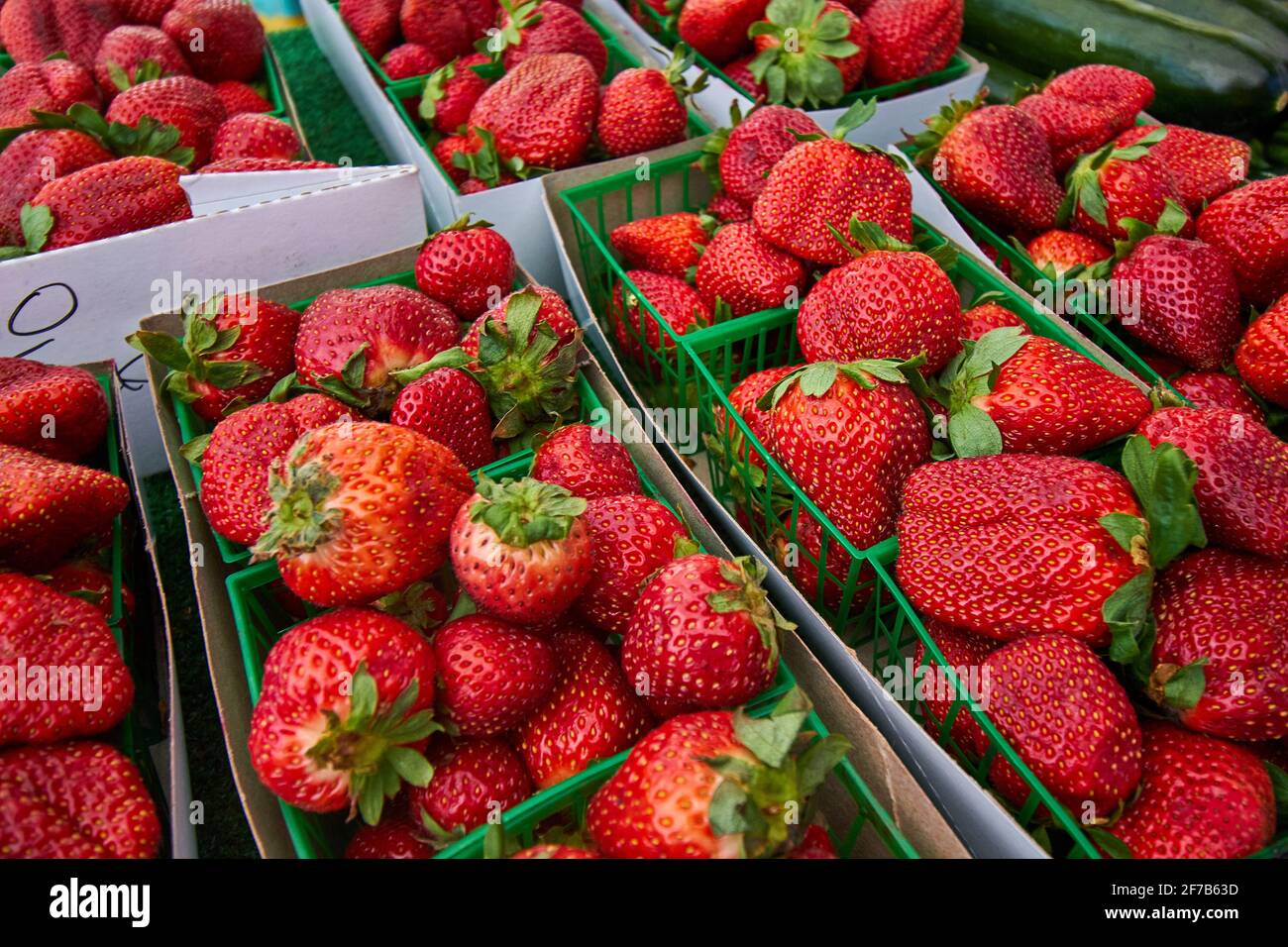 Strawberries in tray at market hi-res stock photography and images - Alamy