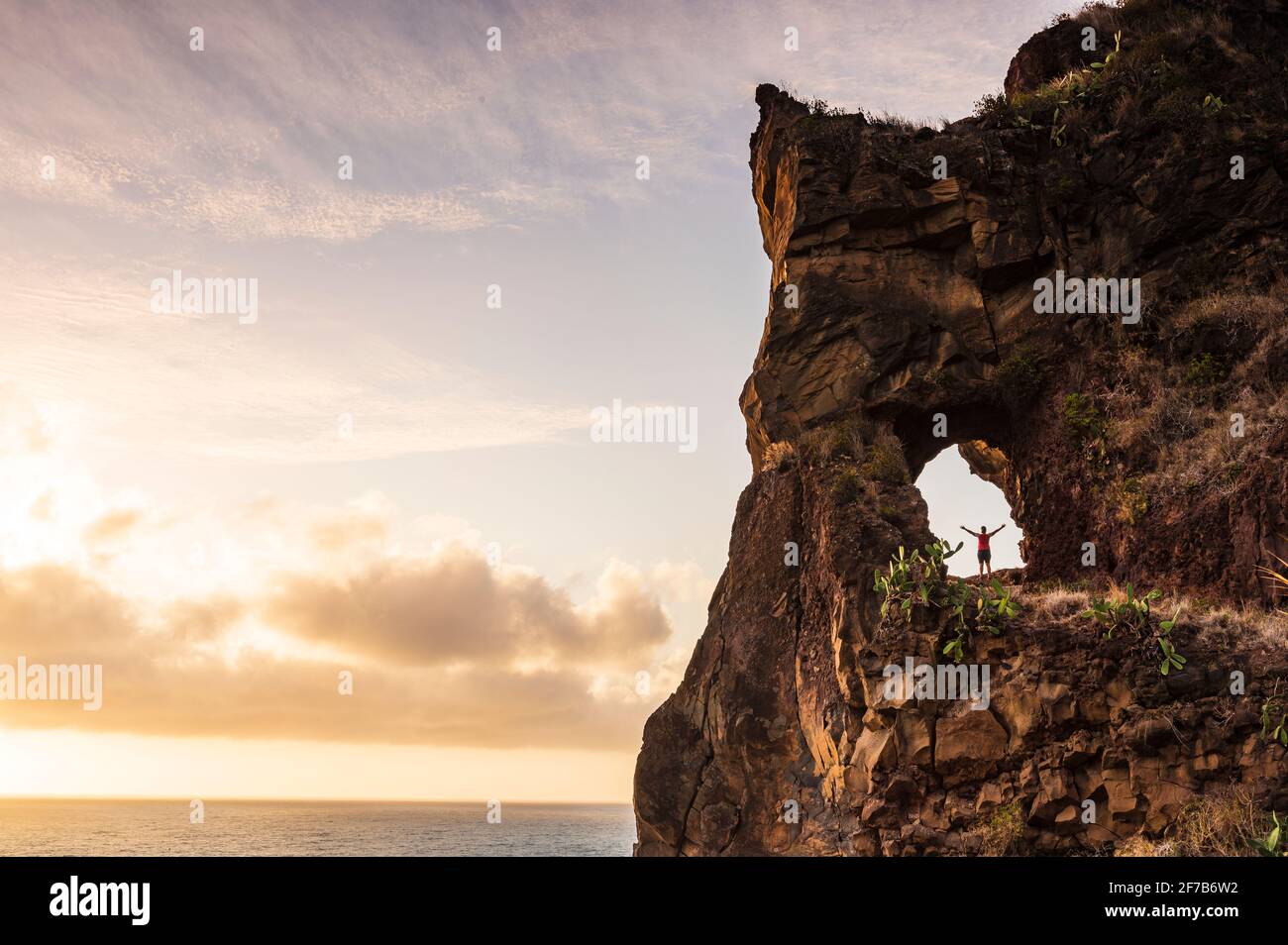 Person standing cliff sky cliff hi-res stock photography and images - Alamy
