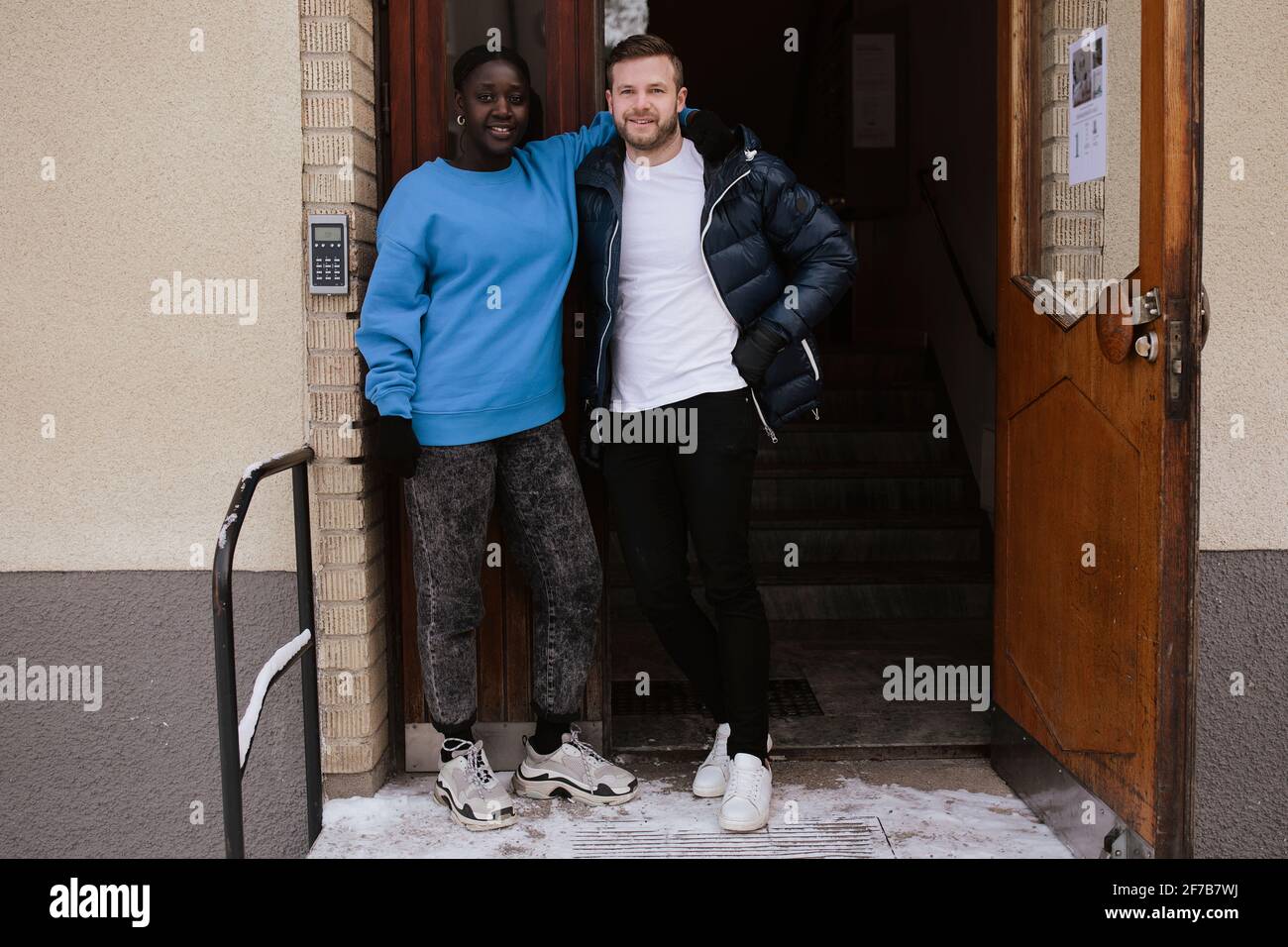 Couple open door hi-res stock photography and images - Alamy