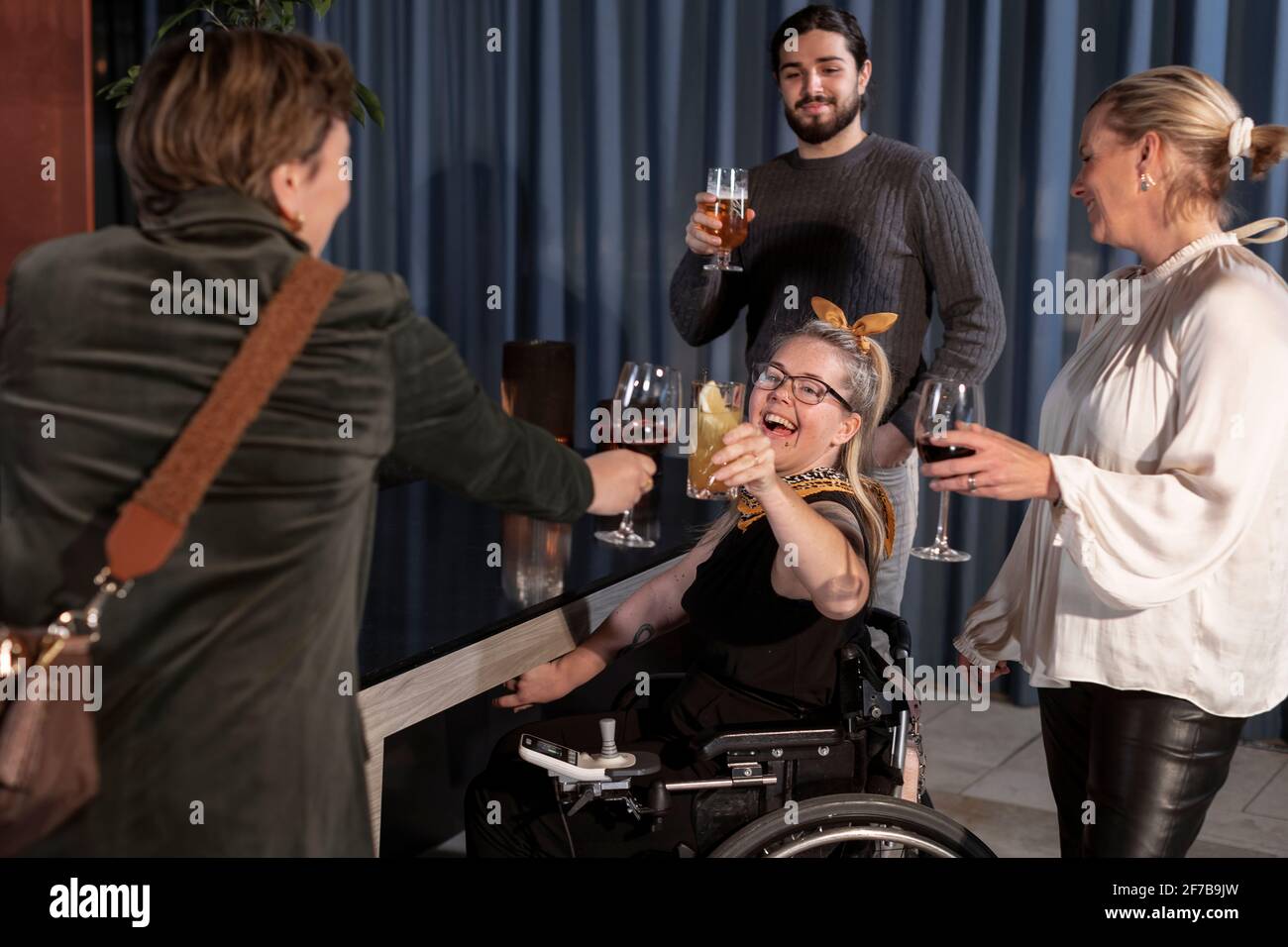 Group people standing at bar hi-res stock photography and images - Alamy