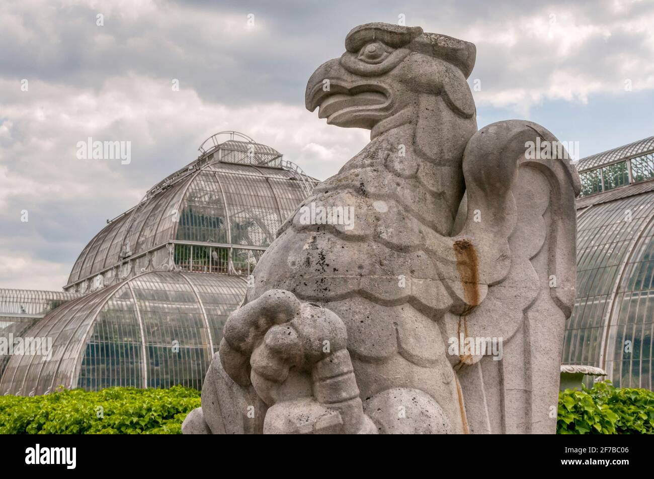 The Falcon of the Plantagenets, one of The Queen's Beasts in front of the Palm House at Kew Gardens. Stock Photo