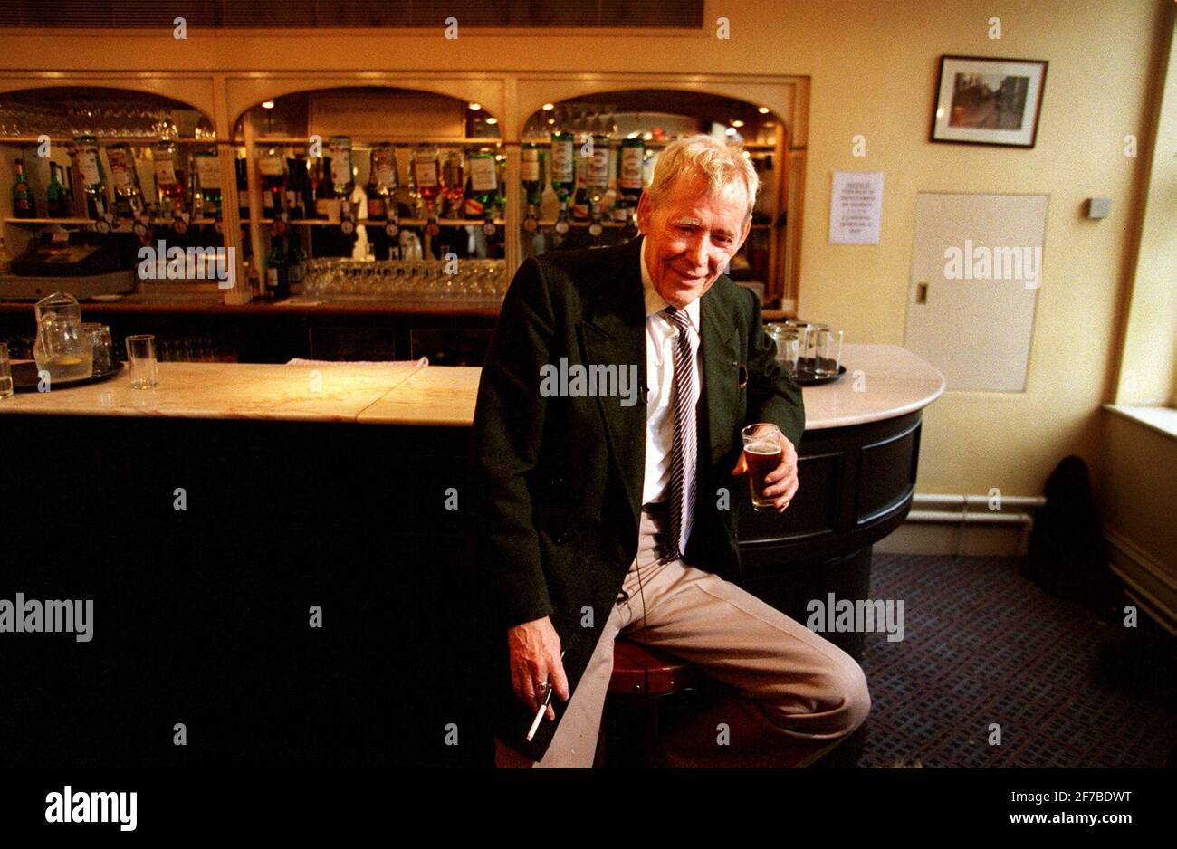 PETER O'TOOLE AT THE BAR OF THE OLD VIC THEATRE June 1999NEAR WATERLOO WHERE HE FIRST MET JEFFREY BERNARD IN 1955 AND AT THE THEATRE WHERE HE IS TO PLAY THE TITLE ROLE OF JEFFREY BERNARD IS UNWELL Stock Photo