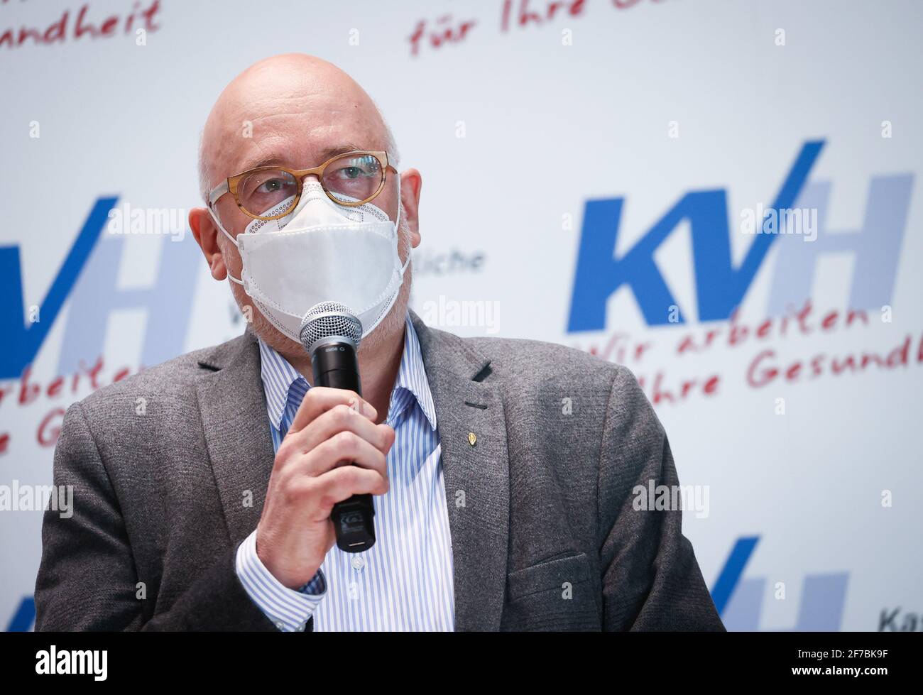 Hamburg, Germany. 06th Apr, 2021. Dirk Heinrich, chairman of the representative assembly of the Kassenärztliche Vereinigung Hamburg (KVH), speaks at a press conference of the KVH. Corona vaccinations are to be offered from this week on also by the Hamburg family doctors. Credit: Christian Charisius/dpa/Alamy Live News Stock Photo