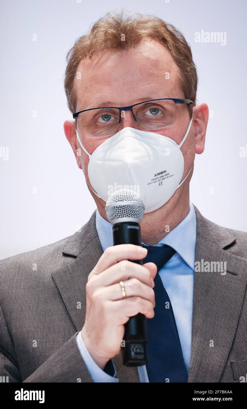 Hamburg, Germany. 06th Apr, 2021. Björn Parey, deputy chairman of the Kassenärztliche Vereinigung Hamburg (KVH), speaks at a press conference of the KVH. Corona vaccinations are also to be offered by Hamburg's general practitioners from this week onwards. Credit: Christian Charisius/dpa/Alamy Live News Stock Photo