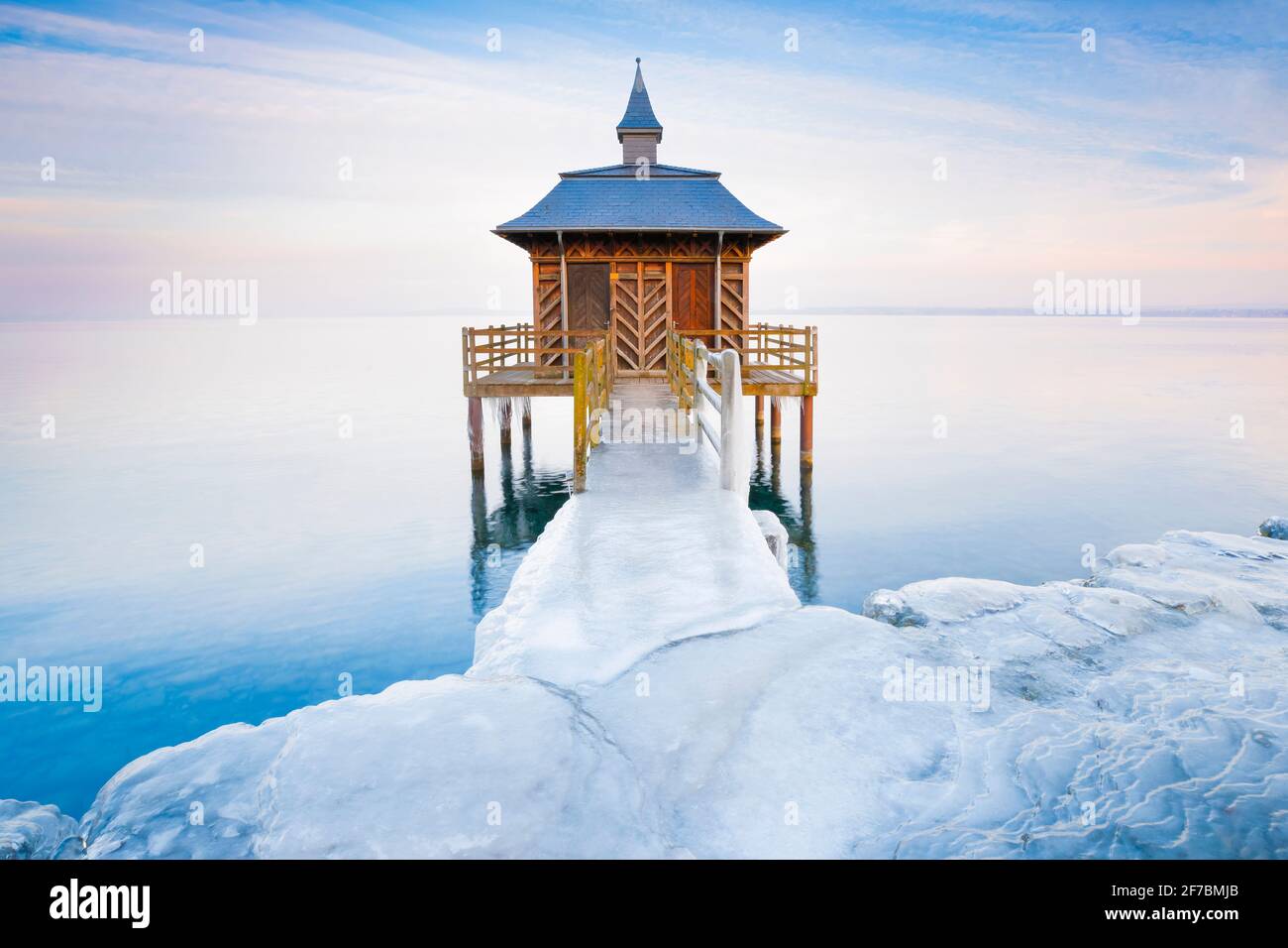 ice covered wooden bathhouse at lake Neuenburgersee in Gorgier, Switzerland, Neuenburg Stock Photo