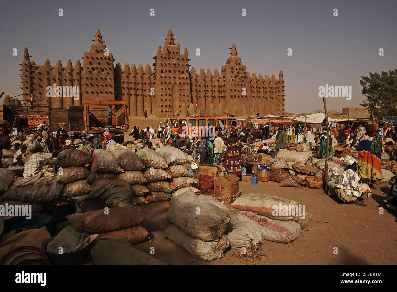 Market of Djenne, Mali, West Africa. Grand Mosque of Djenne in the background . Stock Photo