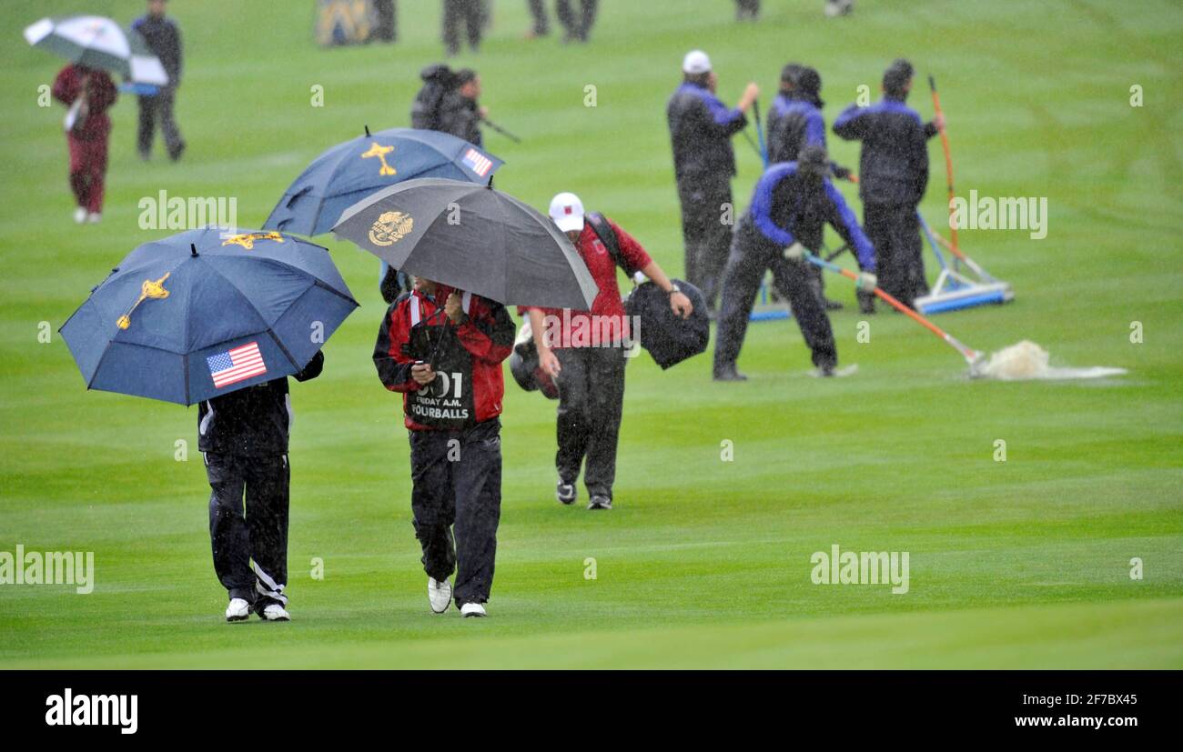 2010 38TH RYDER CUP AT CELTIC MANOR RESORT WALES. 1/109/2010, 1st DAY . PLAY OFF FOR THE RAIN. PICTURE DAVID ASHDOWN Stock Photo