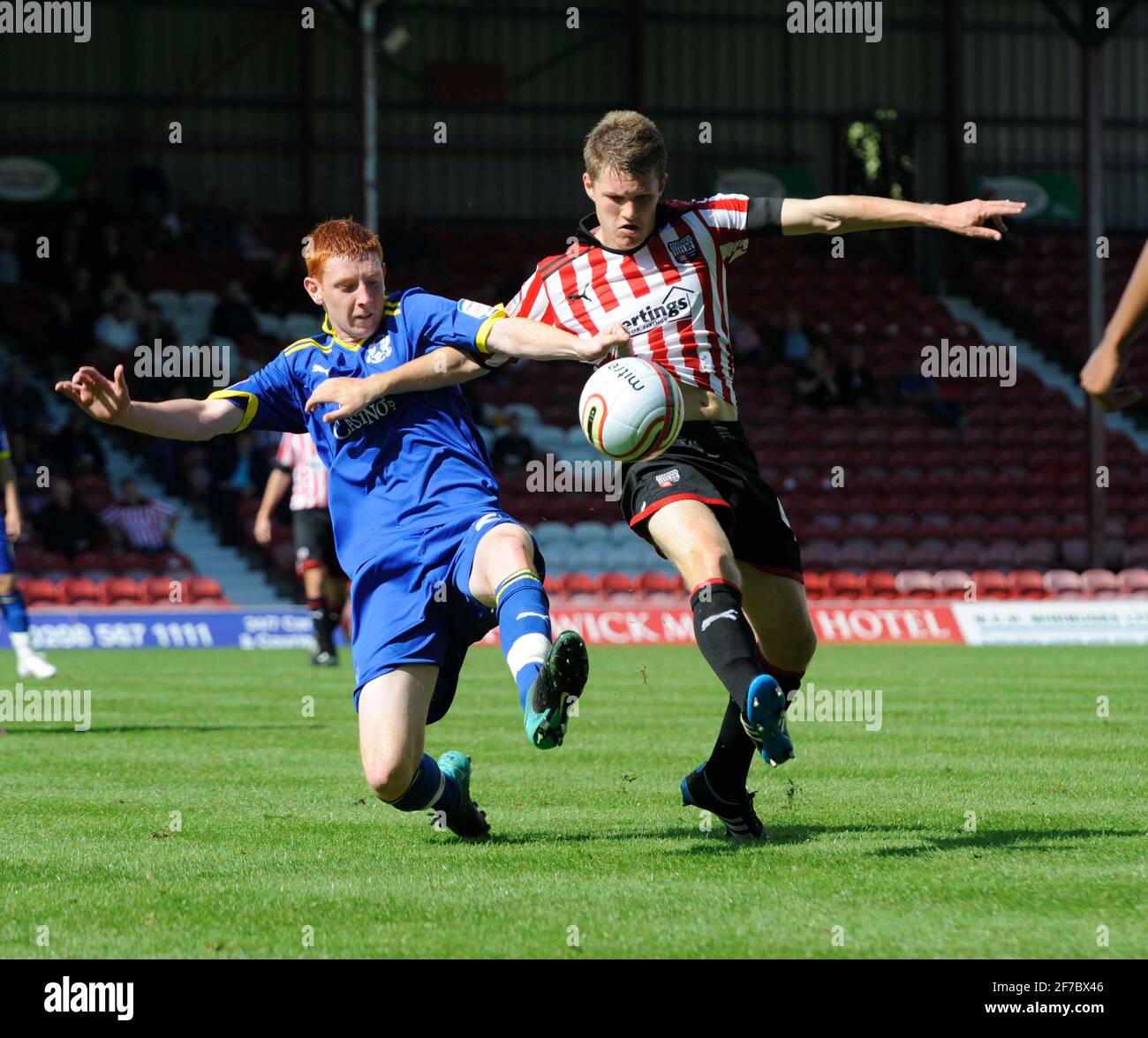 BRENTFORD V LYTON ORIENT .JAKE REEVES AND MICHAEL RICHARDSON. 20/8/2011. PICTURE DAVID ASHDOWN Stock Photo