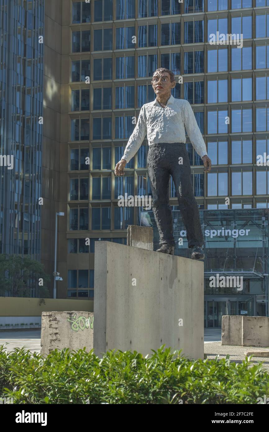 Skulptur „Balanceakt“ von Stephan Balkenhol, Axel-Springer-Verlag, Axel-Springer-Straße, Kreuzberg, Berlin, Deutschland Stock Photo