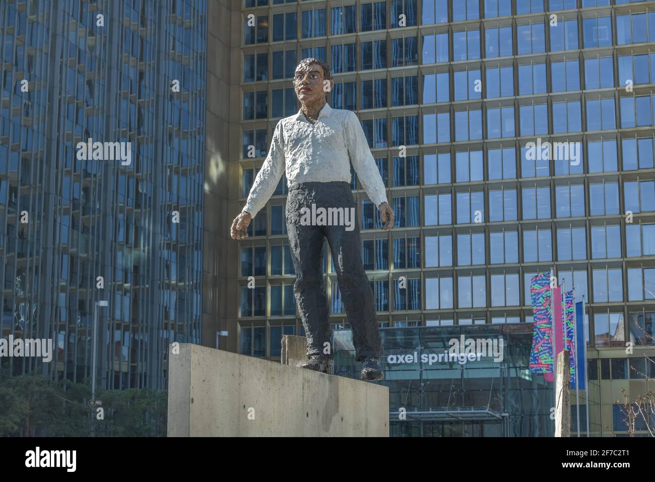 Skulptur „Balanceakt“ von Stephan Balkenhol, Axel-Springer-Verlag, Axel-Springer-Straße, Kreuzberg, Berlin, Deutschland Stock Photo