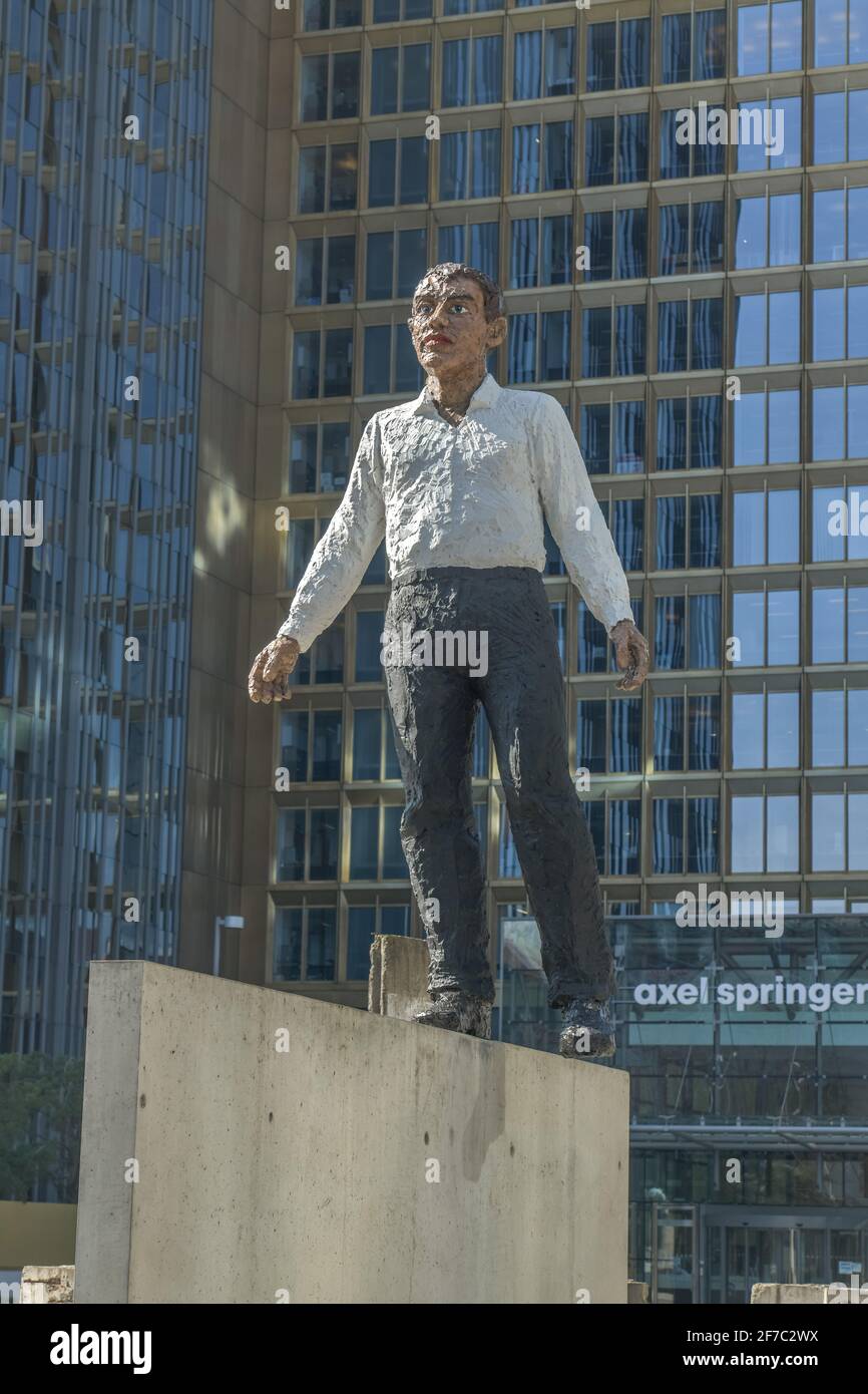 Skulptur „Balanceakt“ von Stephan Balkenhol, Axel-Springer-Verlag, Axel-Springer-Straße, Kreuzberg, Berlin, Deutschland Stock Photo