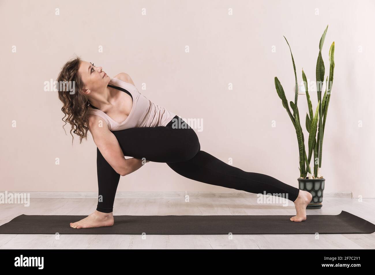 Utthita Parsvakonasana – Posture de l'angle latéral – Yoga Uni Montréal
