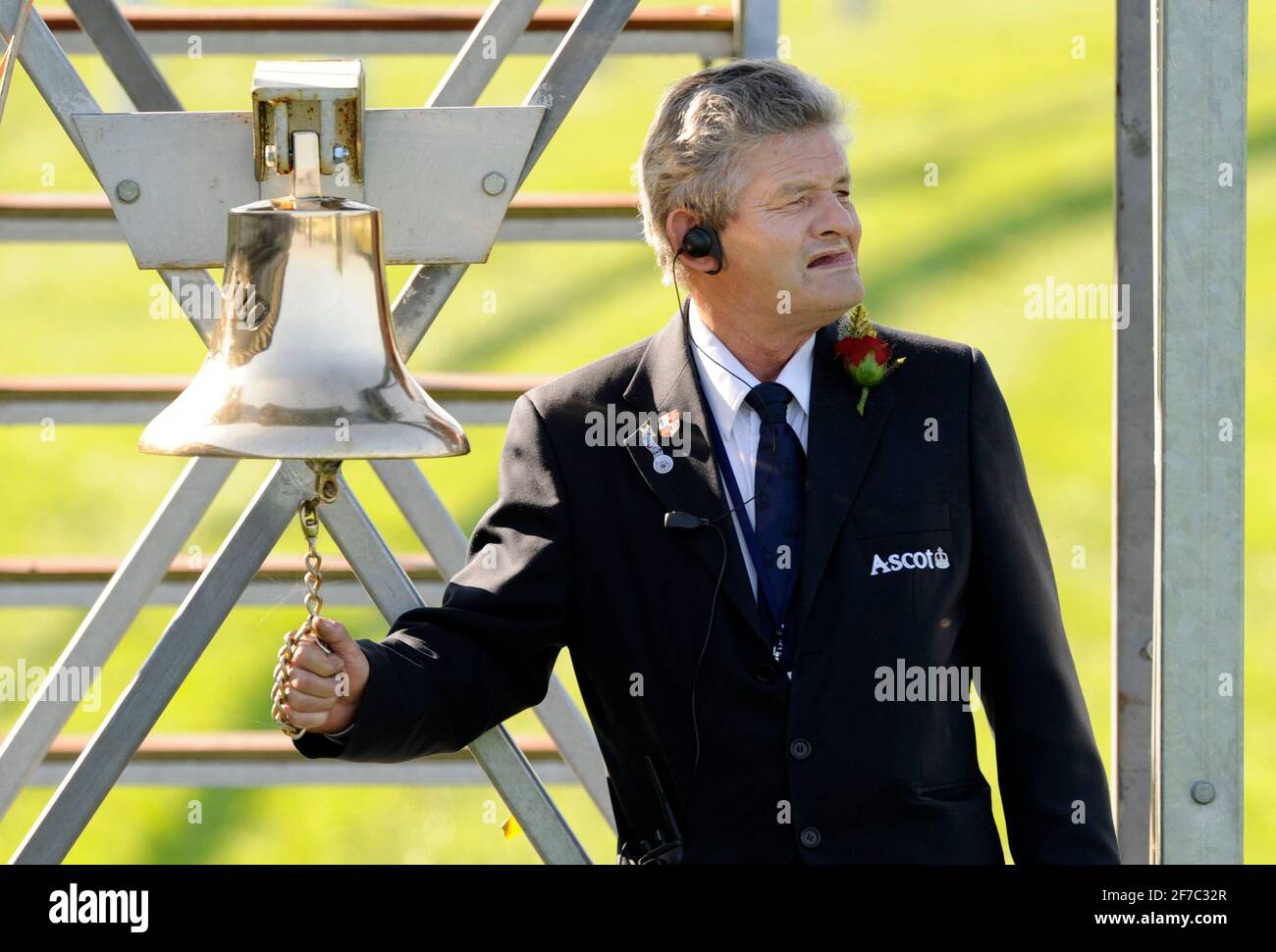 David Ashforth RACING AT ASCOT 28/9/2008. THE MAN THAT RINGS THE BELL AS THE HORSES ...