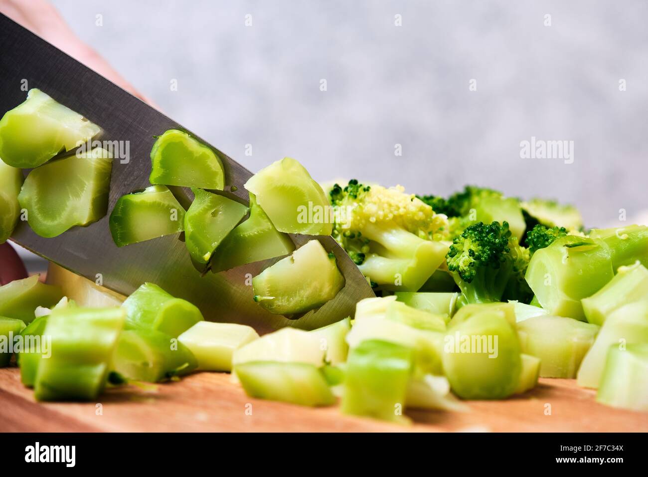Salad chopping board hi-res stock photography and images - Alamy