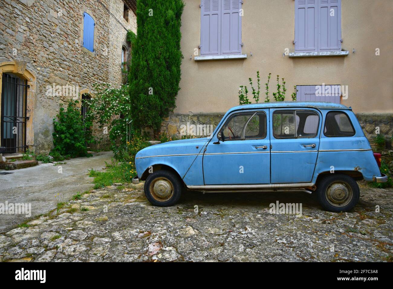 Provençal style house with an antique Renault on the foreground in the picturesque village of Grambois, Provence-Alpes-Côte d'Azur, Vaucluse, France. Stock Photo