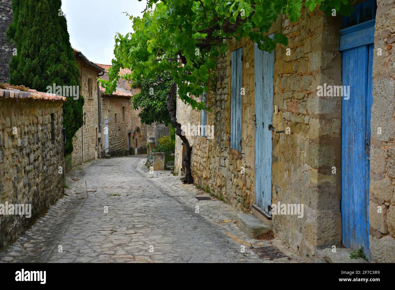 Rural Provençal style houses along a calade alley in the picturesque village of Grambois, Provence-Alpes-Côte d'Azur, Vaucluse, France. Stock Photo