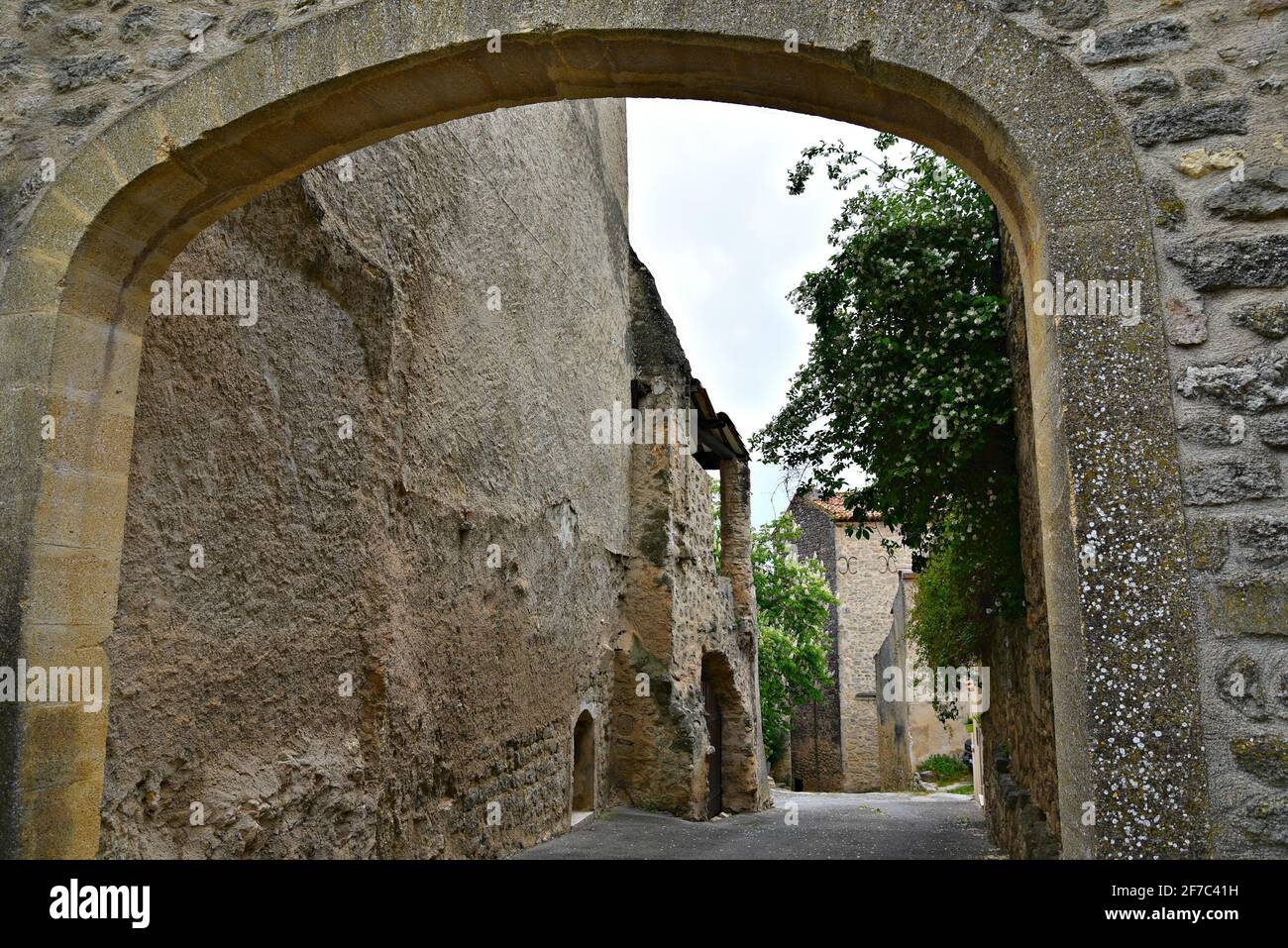Scenic view of the stone arched, covered passage 'Knight Templars' in the picturesque village of Grambois Provence-Alpes-Côte d'Azur, Vaucluse, France Stock Photo