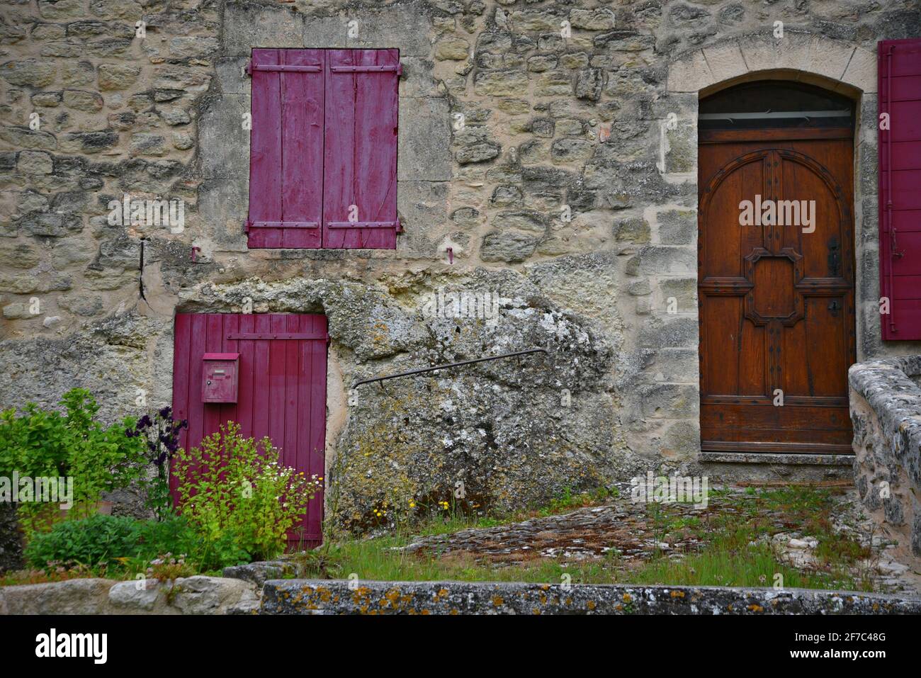 Typical Renaissance Provençal style stone facade in the picturesque village of Grambois, Provence-Alpes-Côte d'Azur, Vaucluse, France. Stock Photo