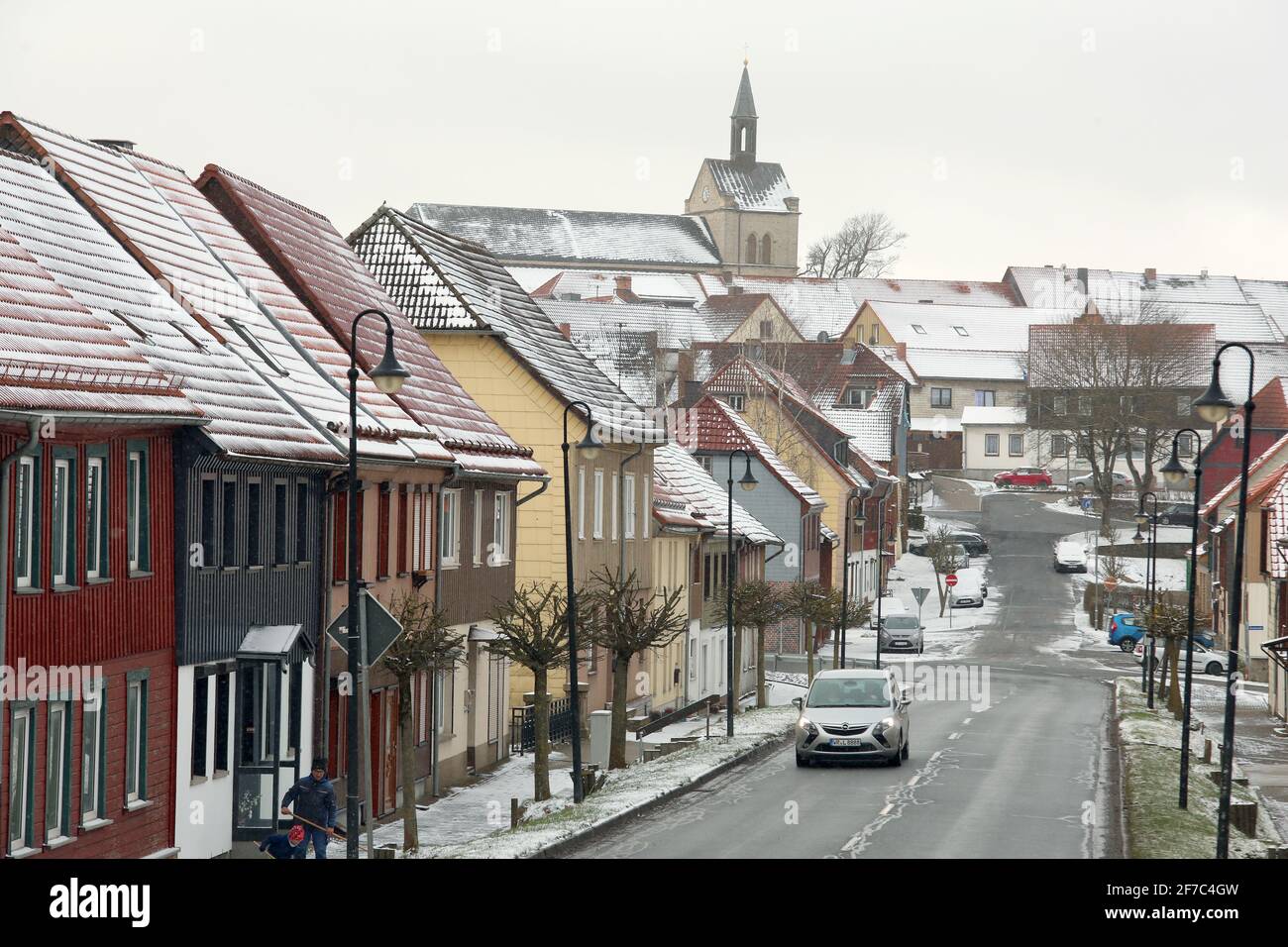 Hasselfelde, Germany. 06th Apr, 2021. The roofs of the houses are covered with light snow. Credit: Matthias Bein/dpa-Zentralbild/ZB/dpa/Alamy Live News Stock Photo