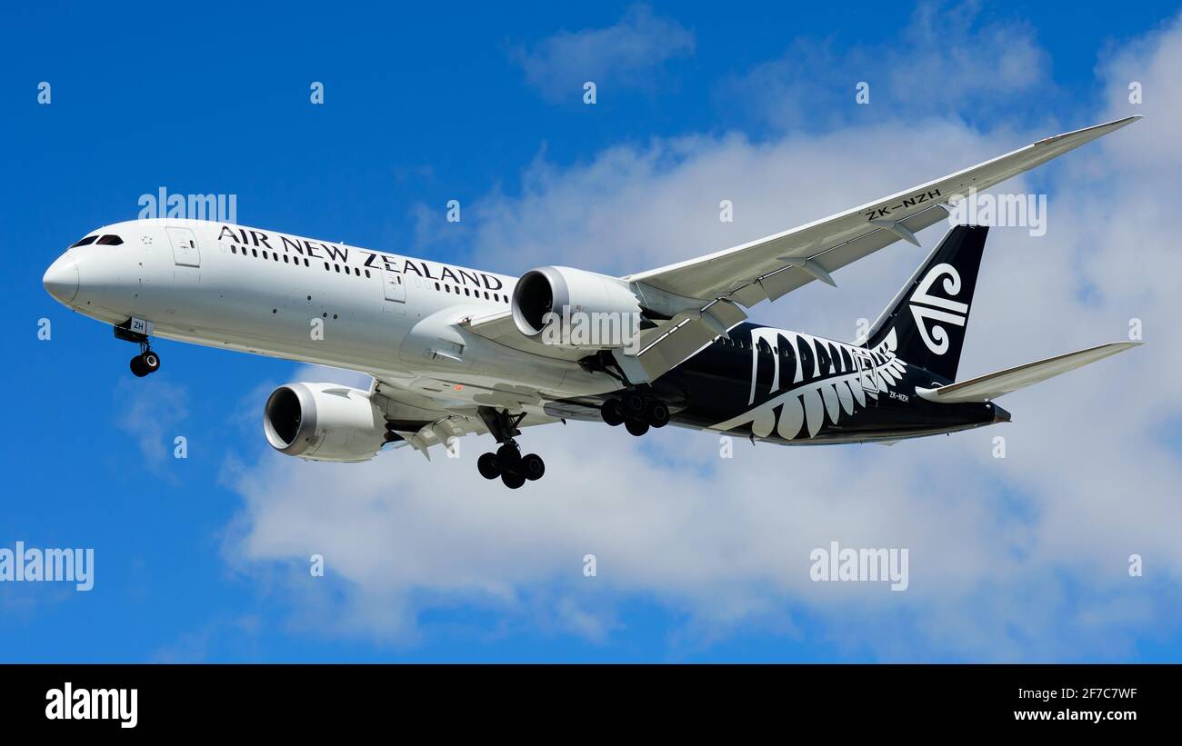Boeing 787 Dreamliner of Air New Zealand on approach to Perth Airport, Western Australia Stock Photo