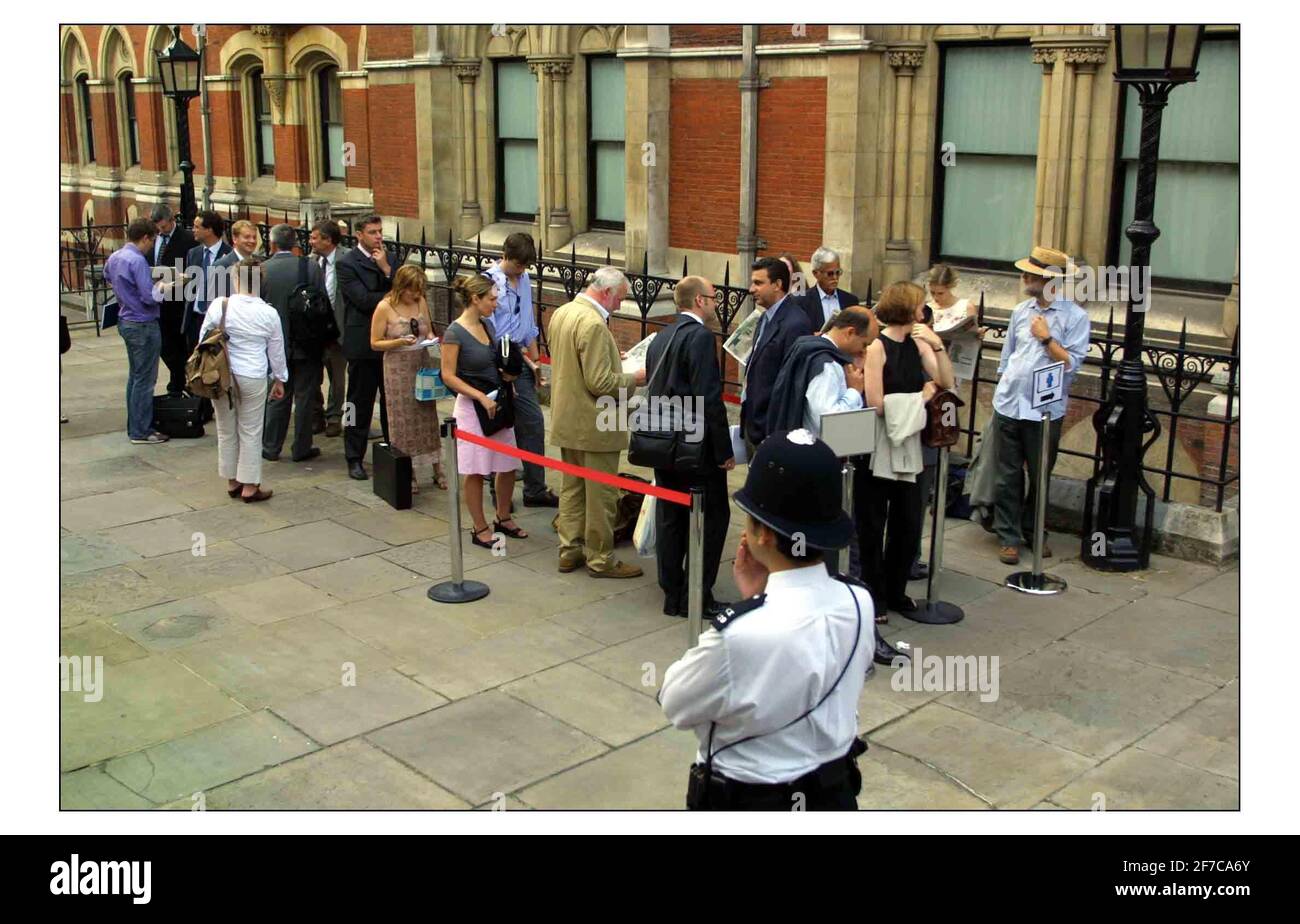 HUTTON INQURY.....Hutton inqury started today at the High Court in London. Press wait to enter the court.Pic David Sandison 11/8/2003 Stock Photo