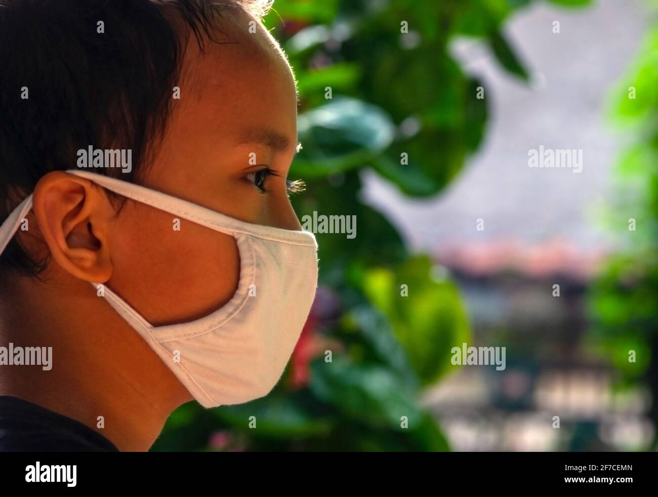 Child pollution mask hi-res stock photography and images - Alamy