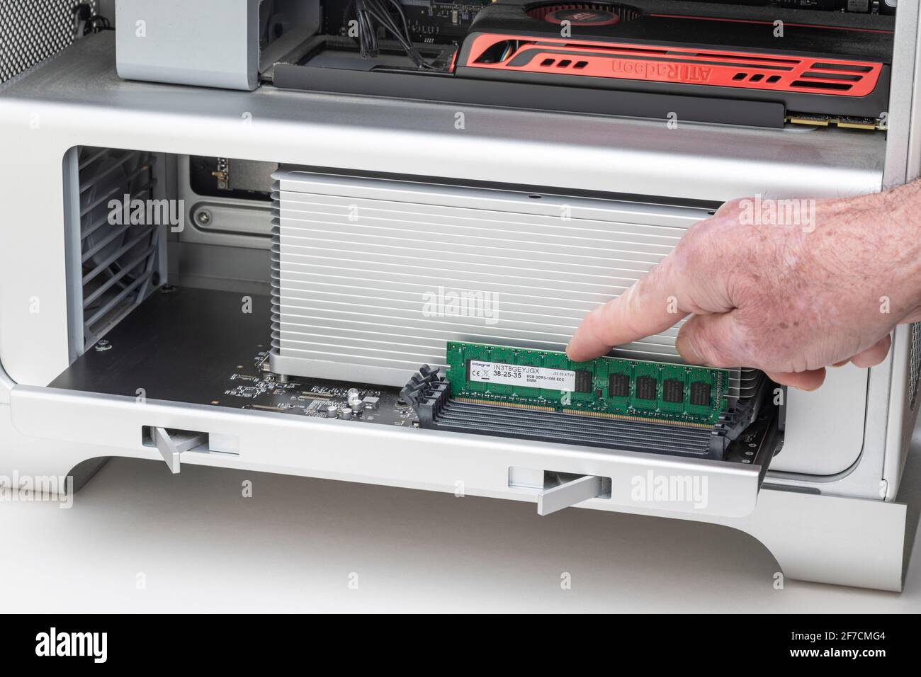 Installing 8GB of ram into the ram slots in a Power Mac G5 Stock Photo -  Alamy