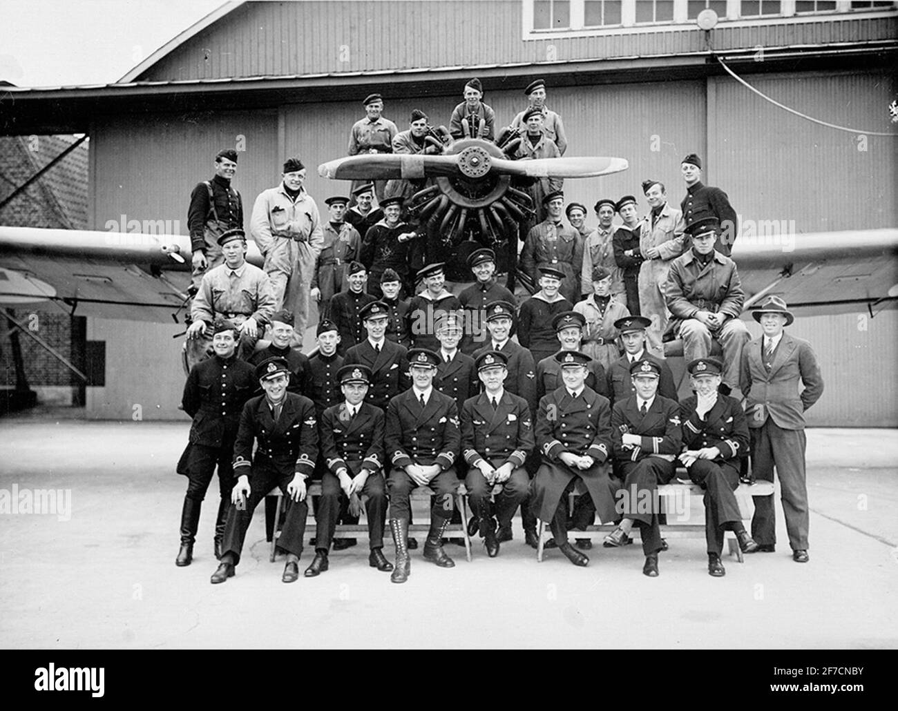 Group photography of marine pilots and mechanics in front of aircraft's