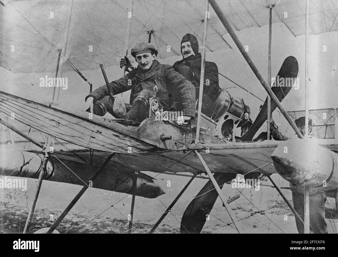 Henrik Hamilton and Georges Legagneux in FPL, 1911 . Henrik Hamilton in the backsit on an aircraft of FARMAN type during training in France 1911. Flygörare Georges Legagneux in Frontsits. Stock Photo