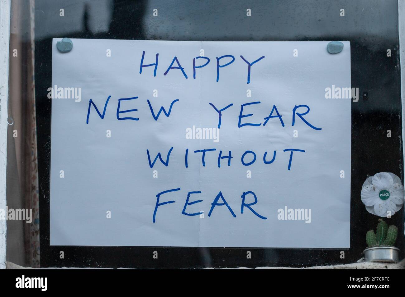 Covid sceptic sign in the front window of a house in Cambridge, UK Stock Photo