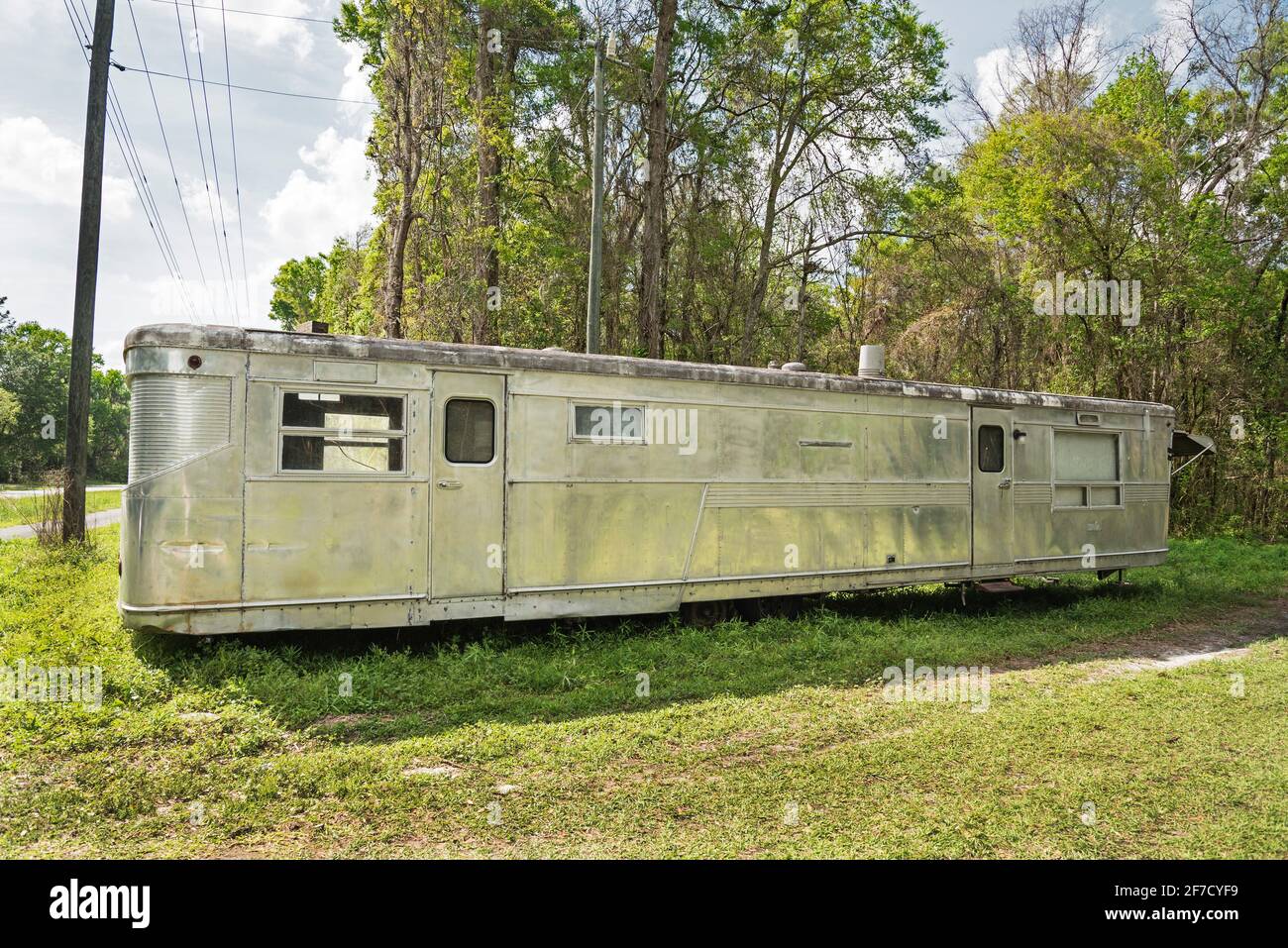 Vintage mobile home discovered in North Central Florida along a highway.  Spartan Mobile Homes were commercially produced after WW2 until 1960 Stock  Photo - Alamy