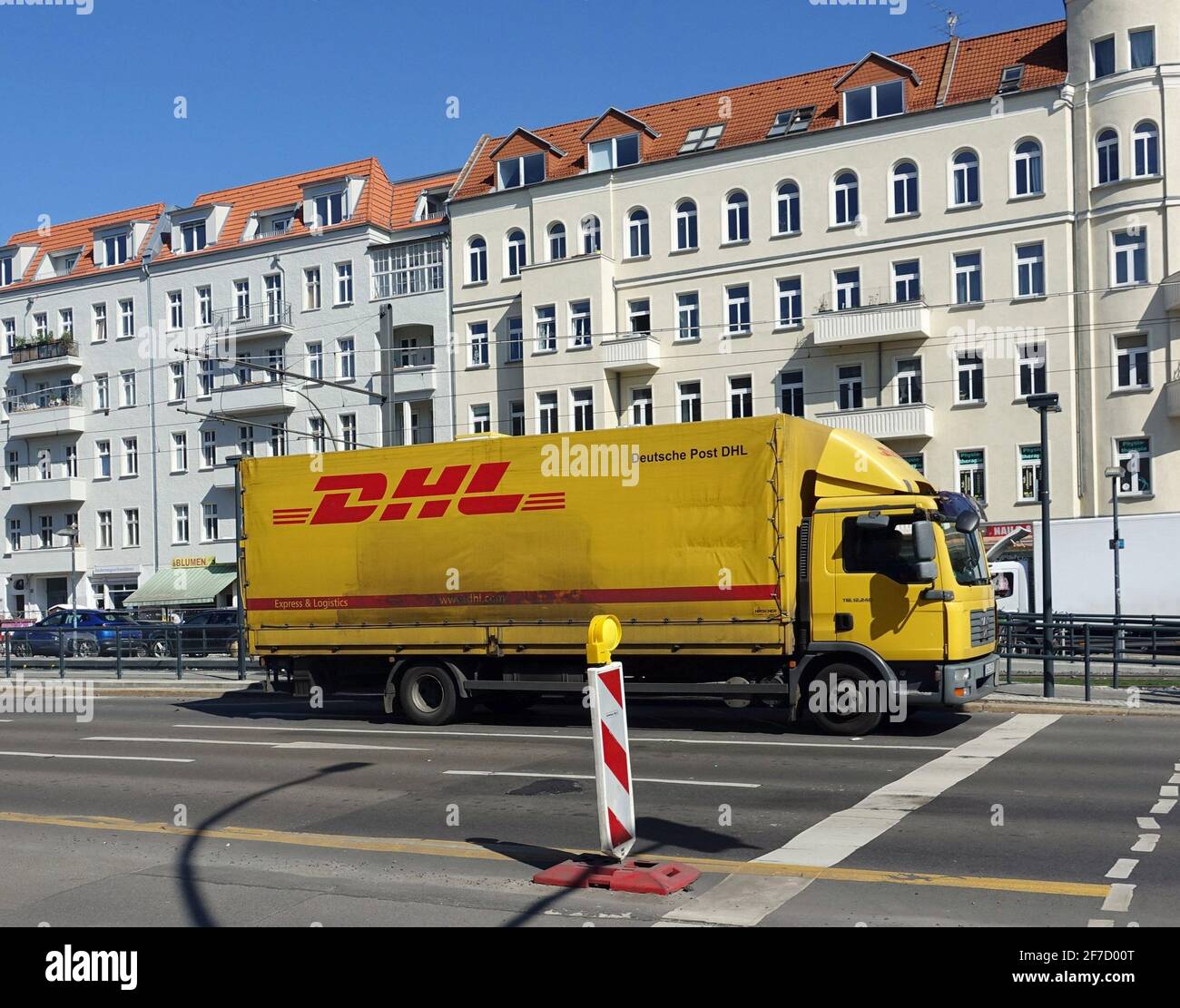 Dhl parcel truck hi-res stock photography and images - Page 2 - Alamy