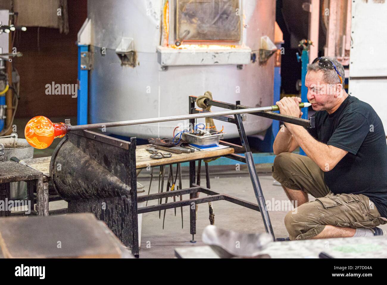 Glass blowing demonstration at The National Glass Centre in Sunderland, Tyne & Wear UK Stock Photo