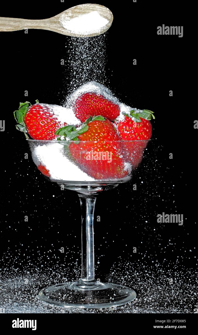 Strawberries and sugar hi-res stock photography and images - Alamy