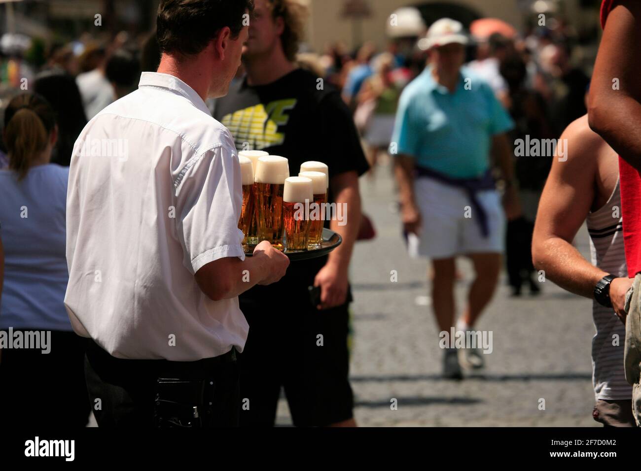 Man carrying tray of beer hi-res stock photography and images - Alamy