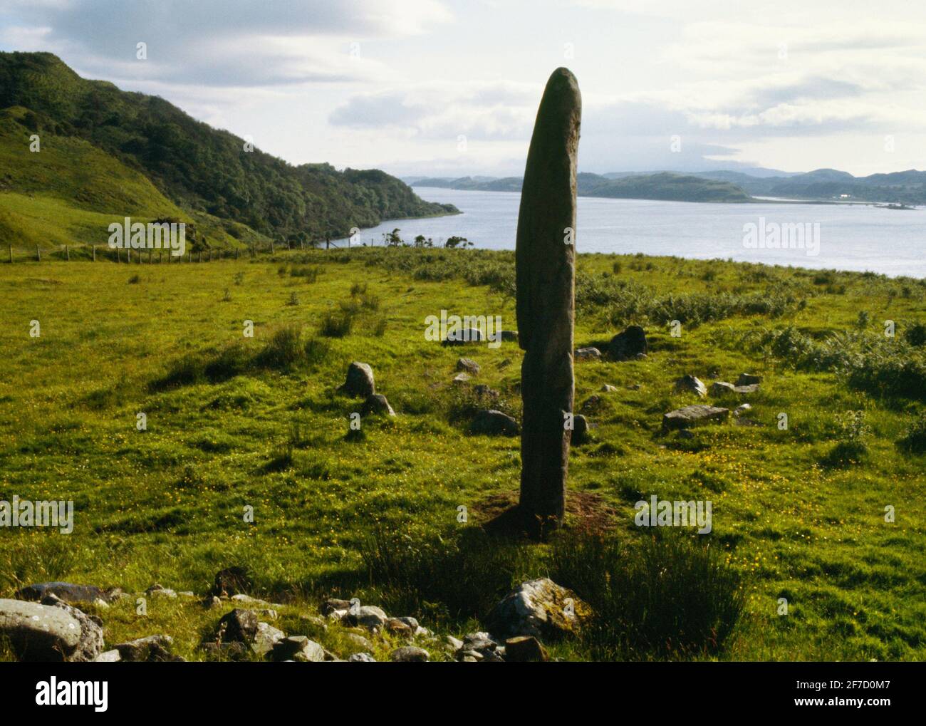 View WSW of Kintraw standing stone between two kerb cairns at the head of Loch Craignish, Mid Argyll, Scotland, UK: Bronze Age midwinter sunset marker Stock Photo