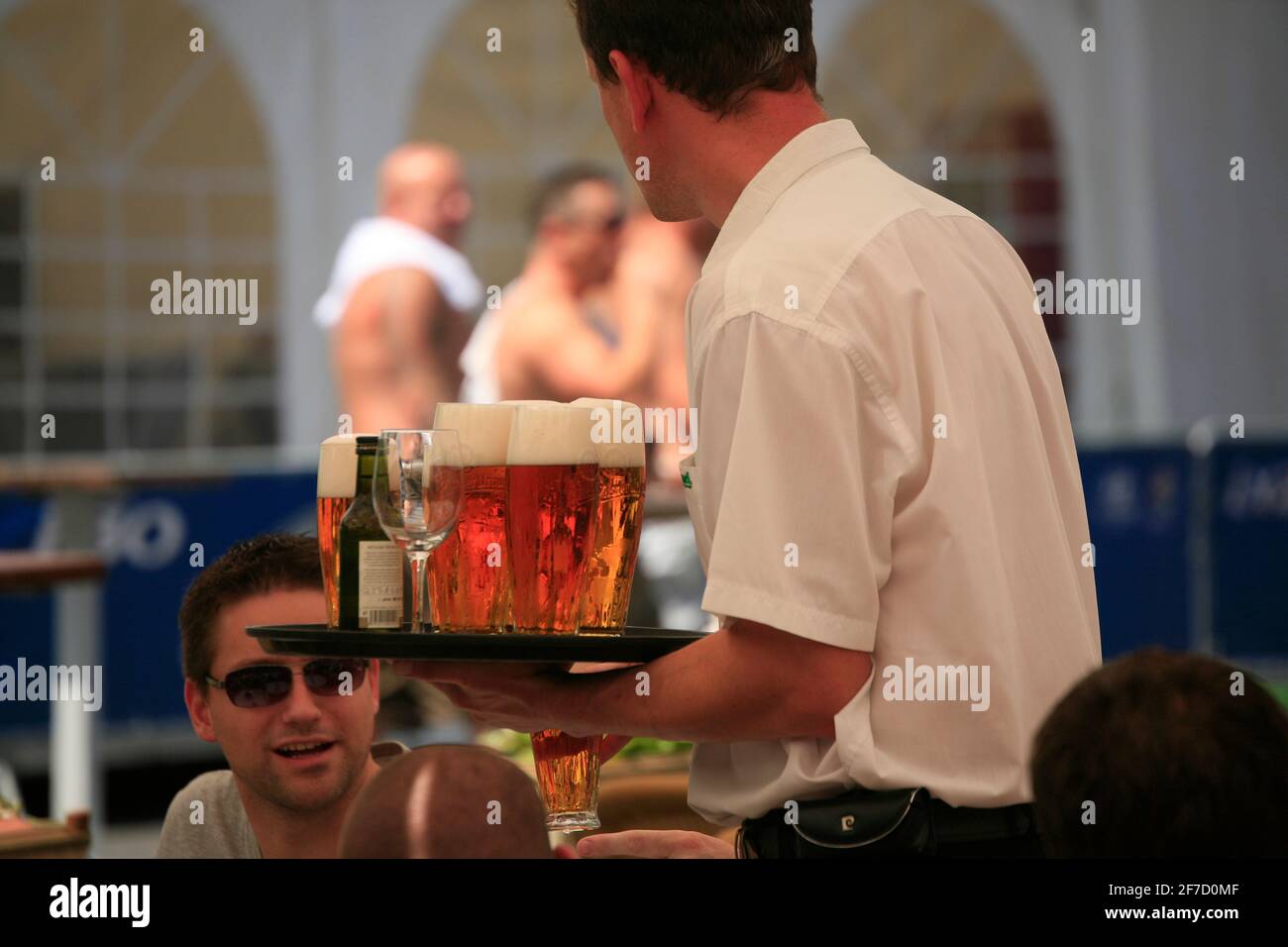 Man carrying tray of beer hi-res stock photography and images - Alamy