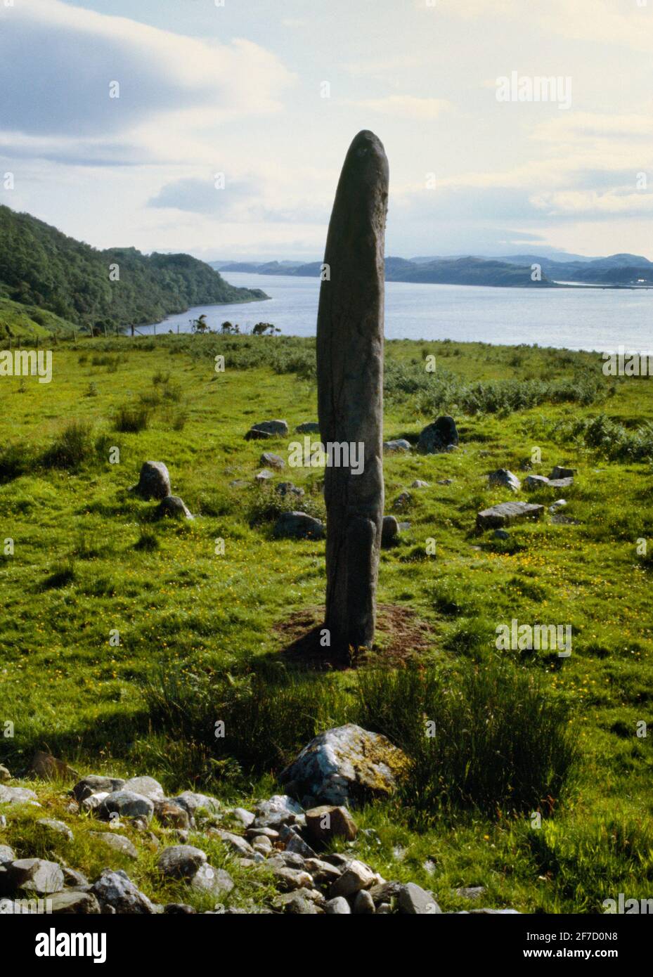 View WSW of Kintraw standing stone between two kerb cairns at the head of Loch Craignish, Mid Argyll, Scotland, UK: Bronze Age winter solstice marker. Stock Photo