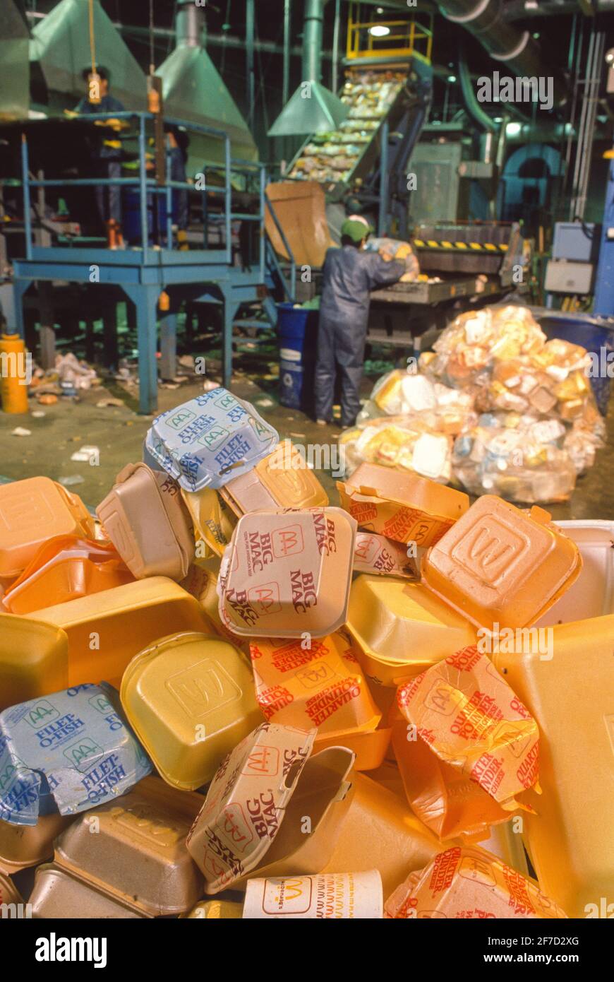 LEOMINSTER, MASSACHUSETTS, USA, AUGUST 7, 1990 - Recycling polystyrene fast food containers, styrofoam, at Plastic Again plant. Stock Photo