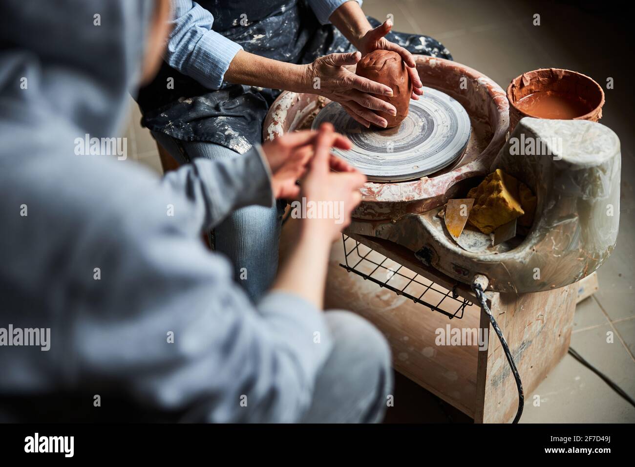 Senior man in pottery class hi-res stock photography and images - Alamy