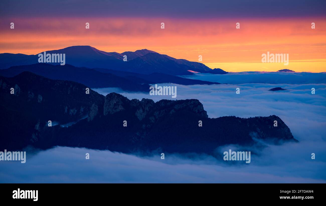 Winter sunrise over a sea of clouds at the Figuerassa viewpoint, on the Pyrenees south face (Berguedà, Catalonia, Spain) Stock Photo