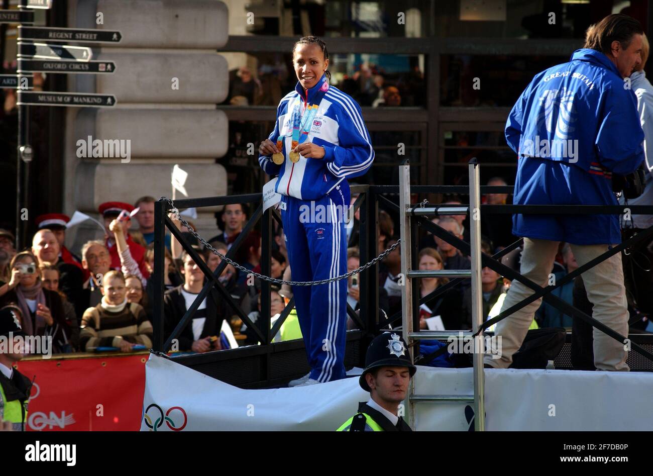 KELLY HOLMES AS PART OF THE SUCCESSFUL BRITISH OLYMPIC TEAM PARADE THROUGH LONDON . 18/10/04 PILSTON Stock Photo