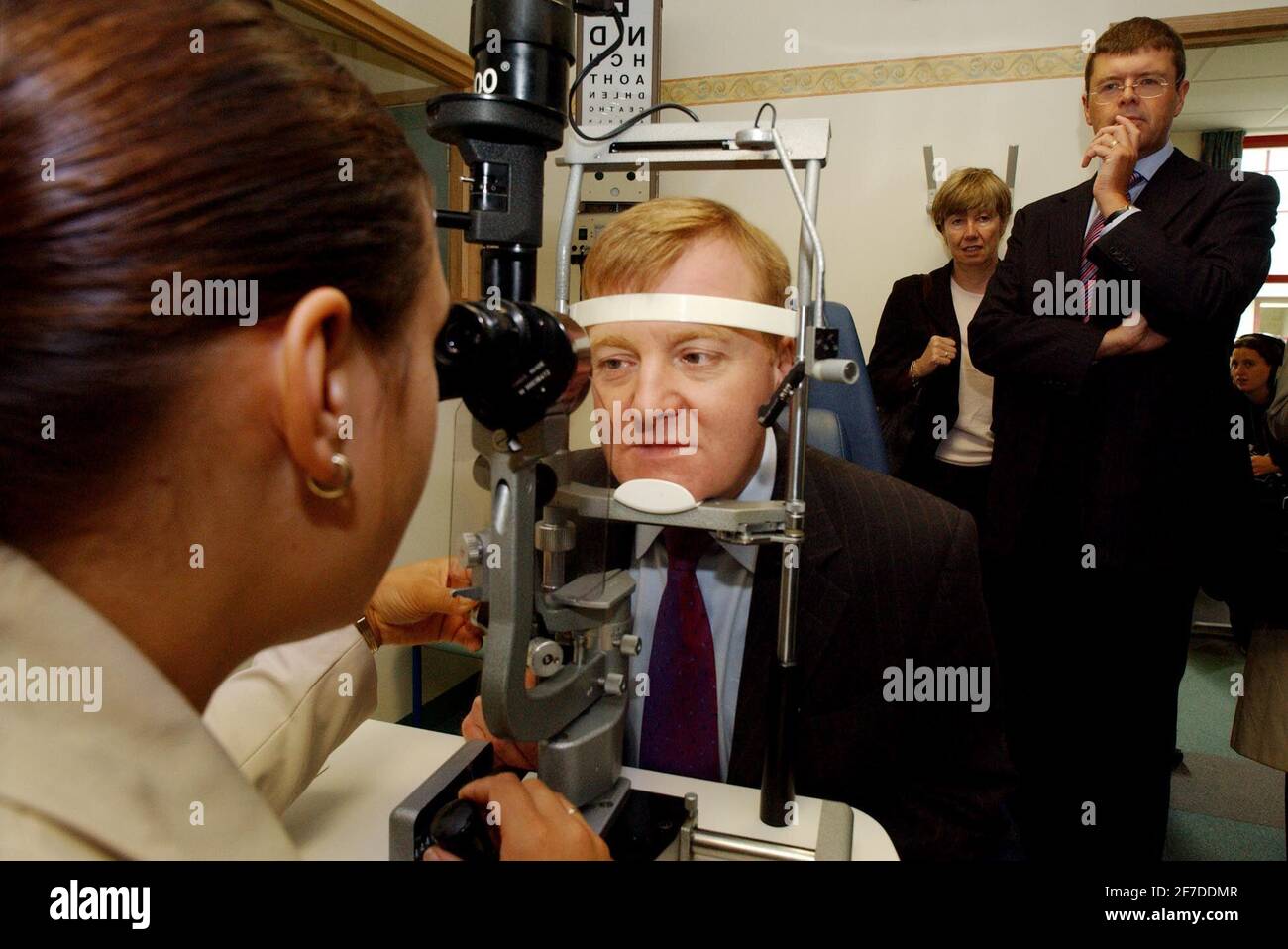 CHARLES KENNEDY AND PAUL BURSTOW VISIT AN EYE CLINIC AT BOURNMOUTHS HOSPITAL AS THE LIB DEM CONFERENCE DISCUSSES HEALTH ISSUES.22/9/04 PILSTON Stock Photo