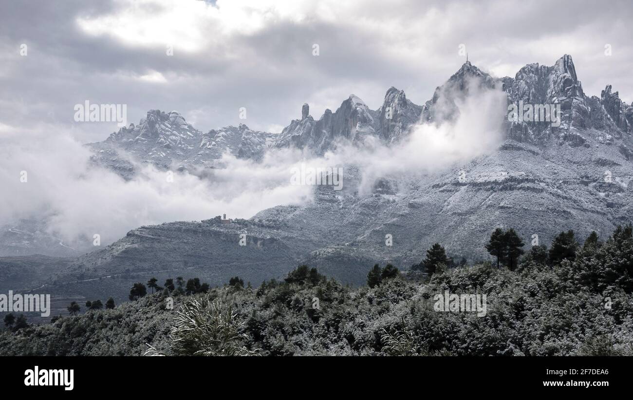 Montserrat mountain covered with snow and fog, seen from the north face, in  Marganell (Barcelona province, Catalonia, Spain) ESP: Montserrat nevada  Stock Photo - Alamy